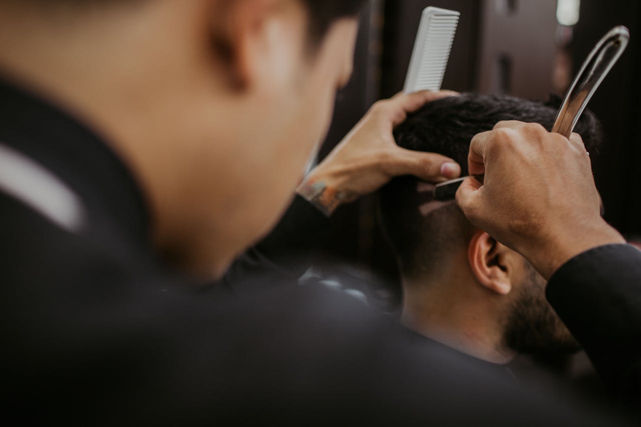 barber-doing-haircut